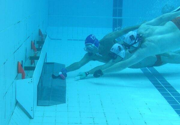 Хоккей купание. Ворота для подводного хоккея. Подводный хоккей это вид спорта. Ворота в подводном хоккее.