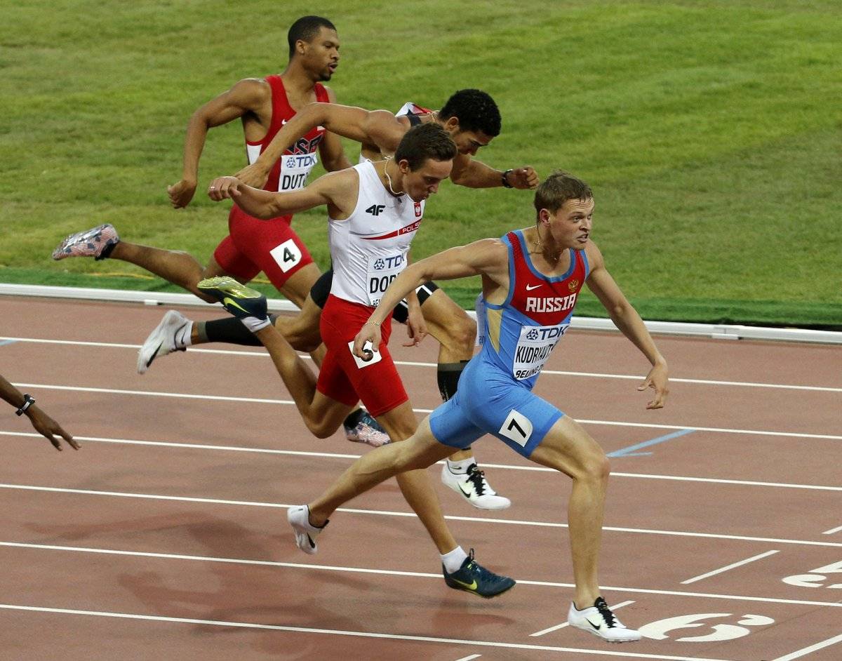 Легкая атлетика бег спортсмены. Спринт 400 метров. Легкая атлетика 400 метров. Бег на 400 метров старт. Техника бега на 400 метров.