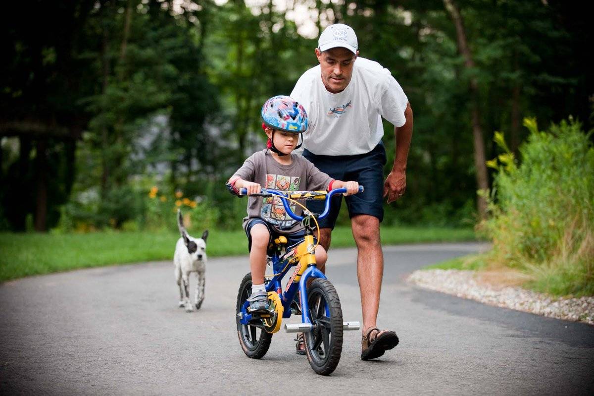 Как научить ребенка ездить на двухколесном велосипеде. Дети с велосипедом. Велик для детей. Дети катаются на велосипеде. Велосипеды для всей семьи.