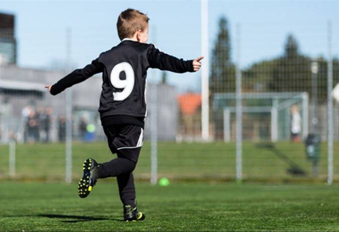 Ребенок хочет заниматься футболом. как выбрать футбольную школу?