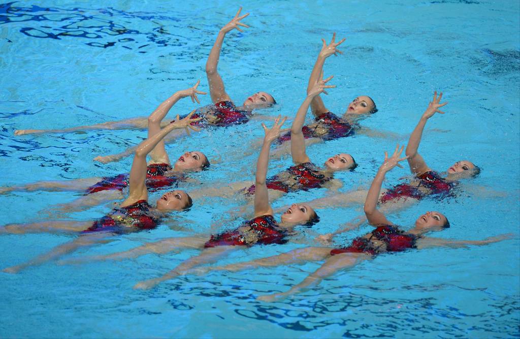 Синхронное плавание для девочек: с какого возраста и какая польза