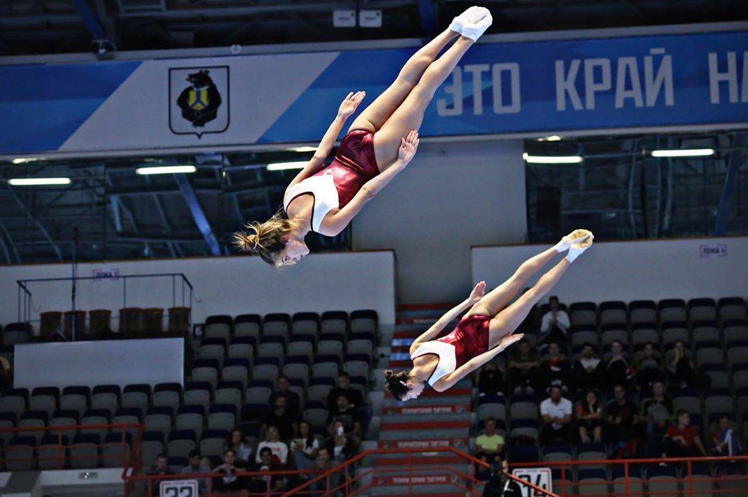 Прыжки на дорожке акробатика Эстетика