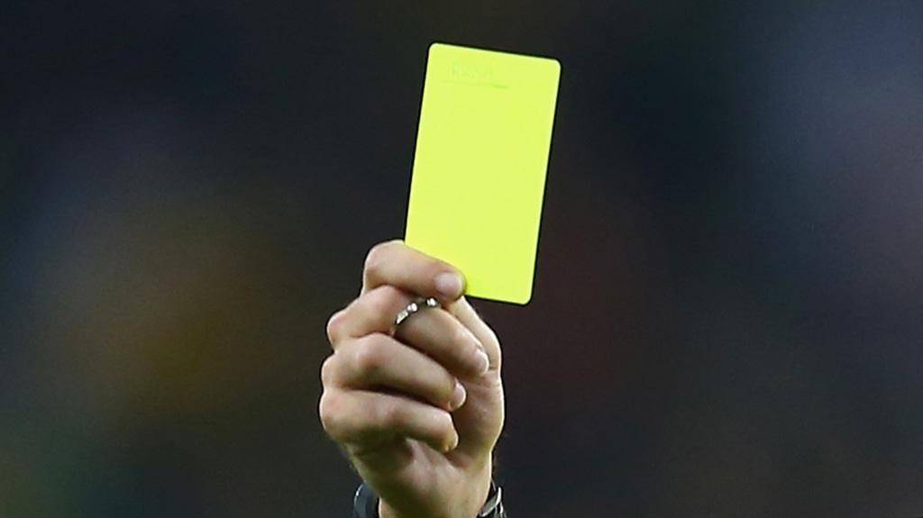 Жёлтая и красная карточки в футболе: что означают и за что их дают?