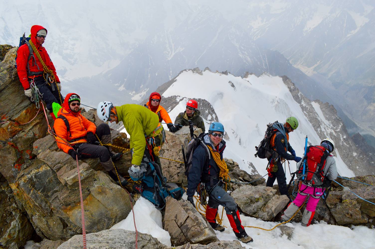 Сайт горного туризма. Канадская альпинистка Шрия Шах. Юсуку Намба альпинистка. Эверест Роб Холл 1996 тело.
