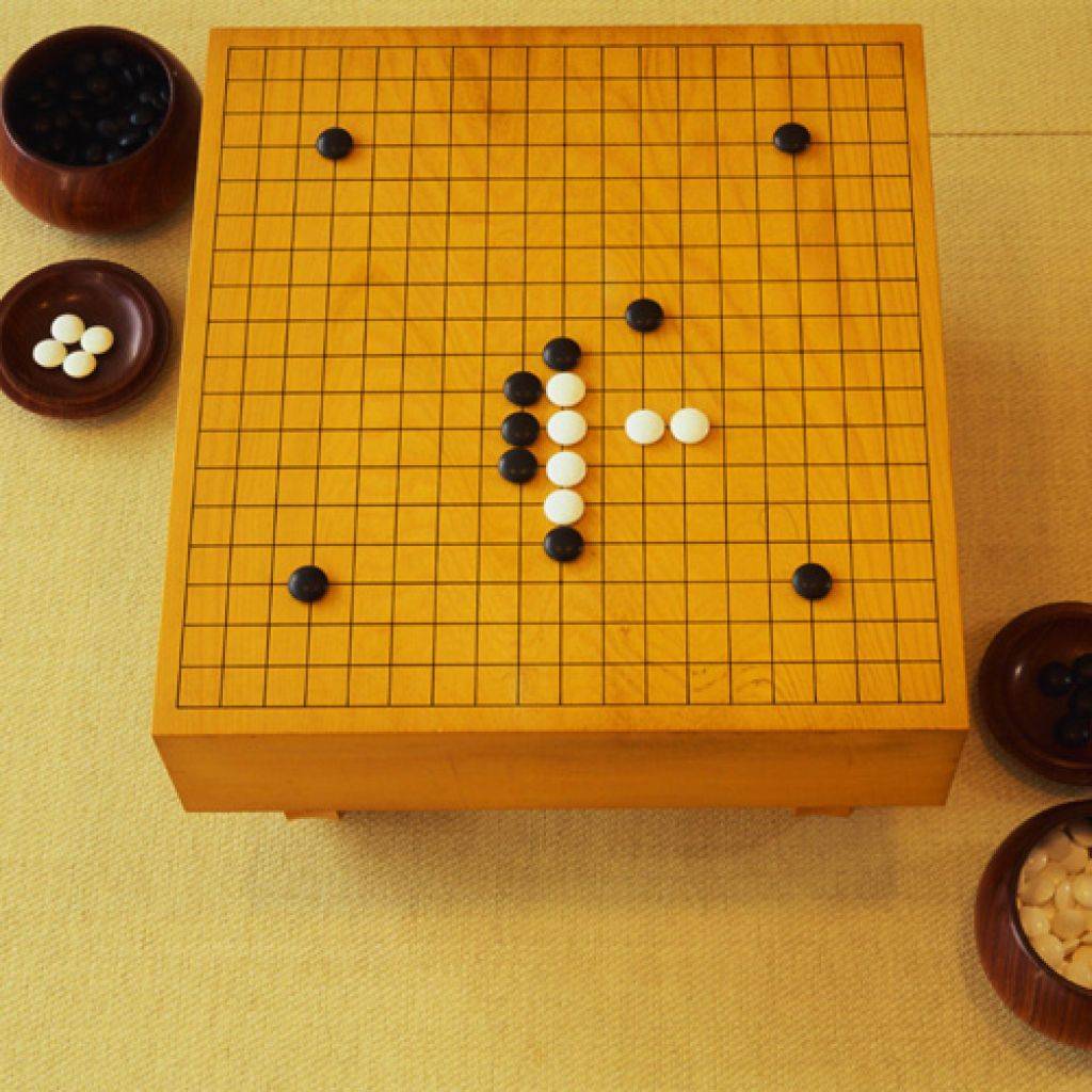 Список из 12 традиционных японских настольных игр с камнями, фишками и другие