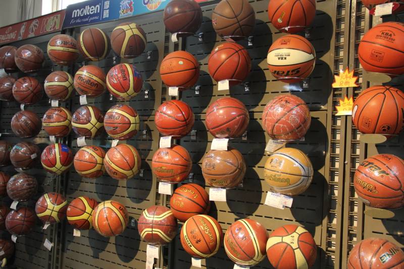 Размеры баскетбольного мяча: стандартные и большие номера и диаметры 3, 5, 6, 7 по возрасту для мужчин и детей, играют в баскетбол