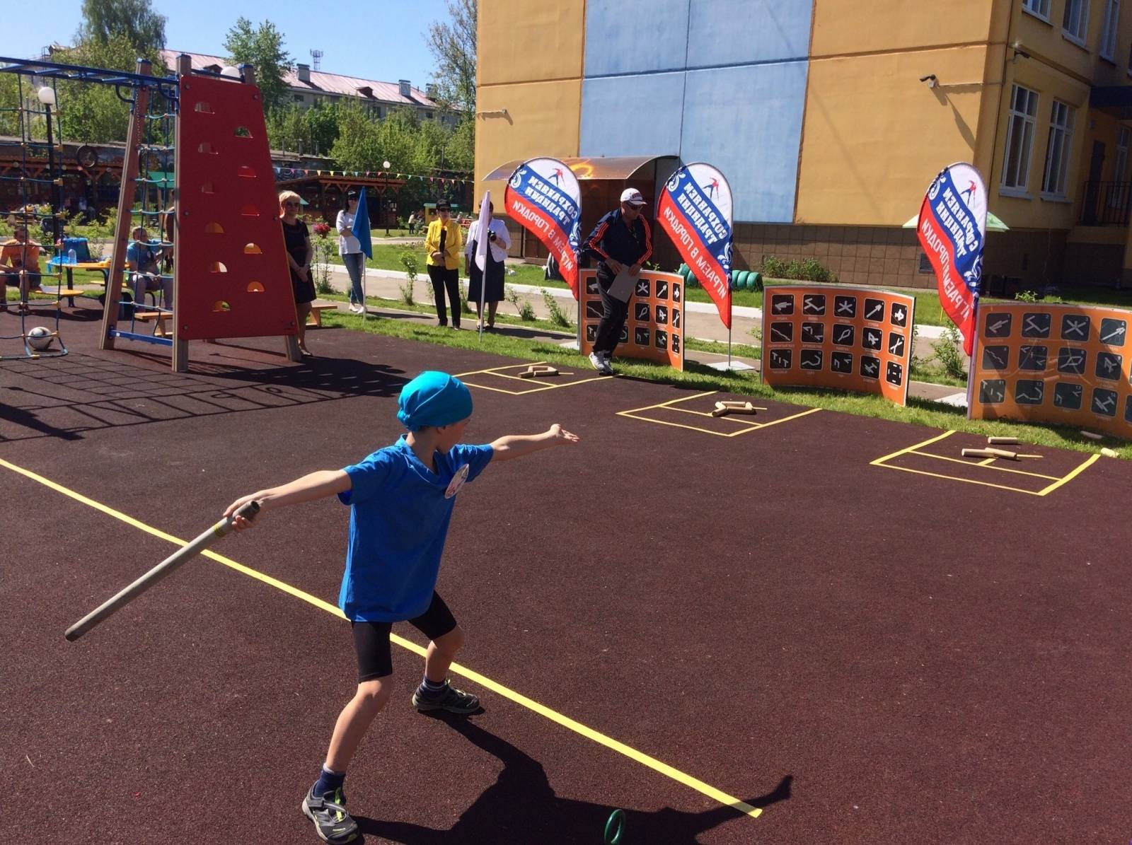 Игра городки для детей дошкольного возраста. Игра городки. Спортивная игра городки. Городки соревнования. Городошный спорт для дошкольников.