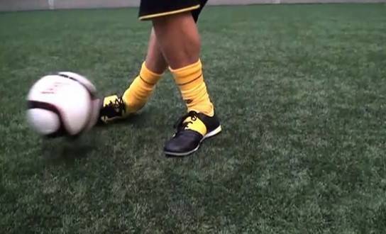 Руководство по футболу: как научиться набивать мяч на ноге?