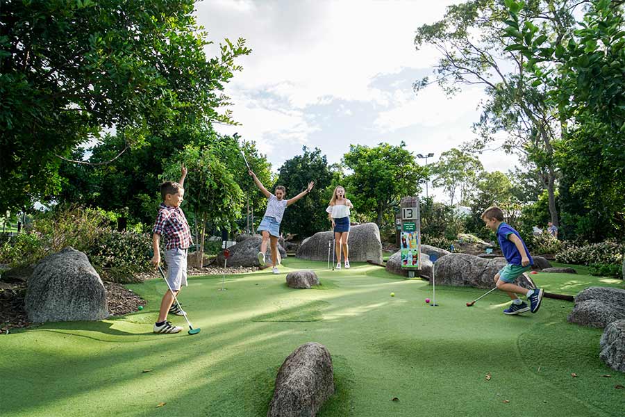 Мини гольф-клуб: как заработать на растущей популярности активного отдыха.