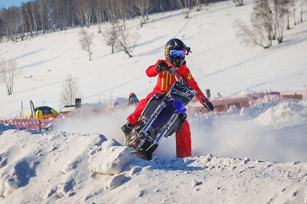 Зимняя гонка на мотовездеходах rzr snow cup