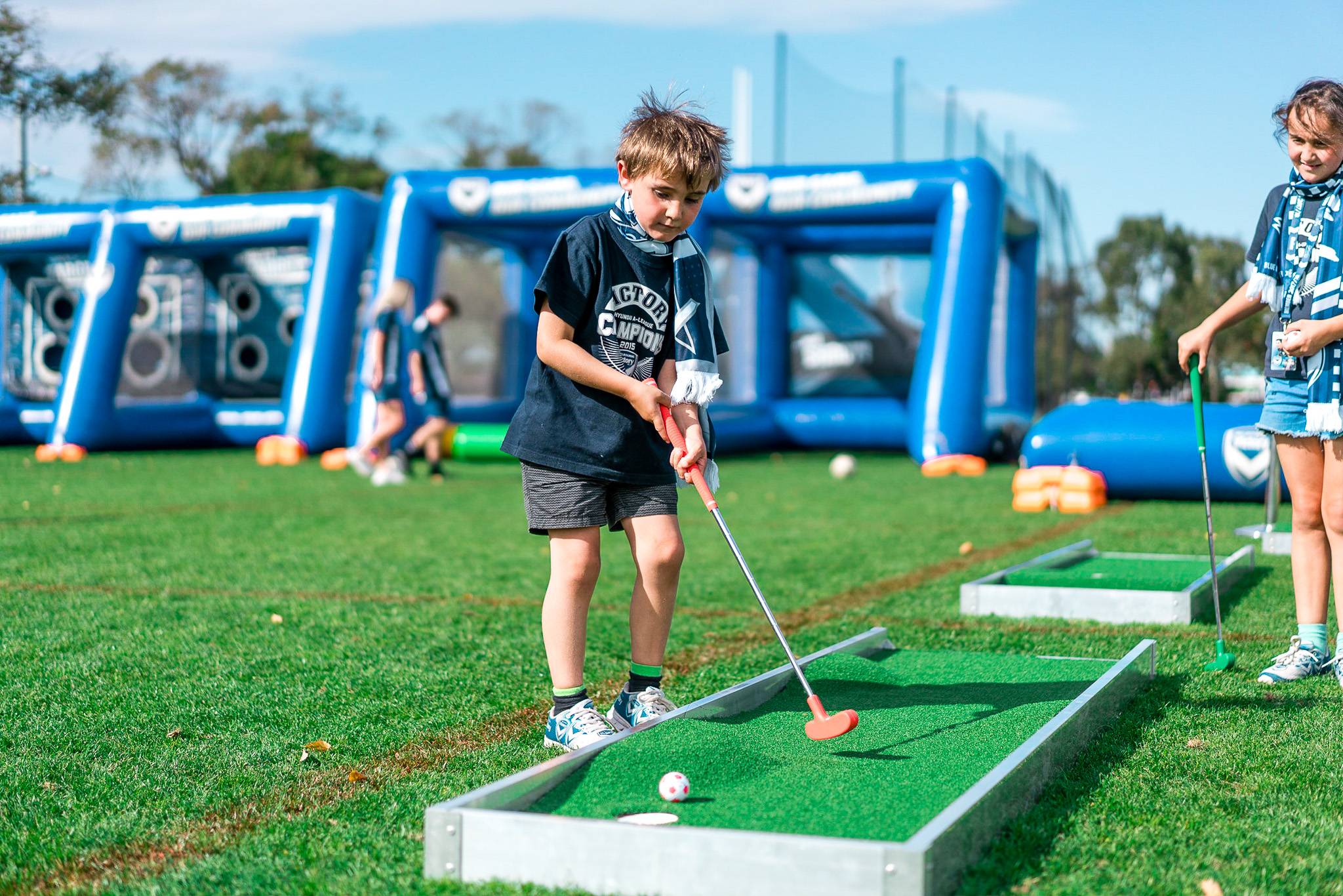 Мини площадка. Mini Golf. Американский мини гольф парк. Гольф мини гольф. Муринский парк мини-гольф.