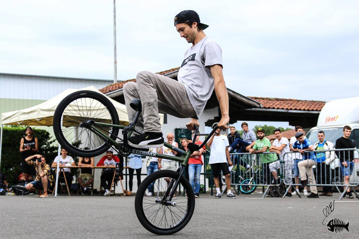 Фотки трюков. BMX флетленд. Бмх трюки флетленд. BMX стиль Flatland. BMX Haro Flatland.