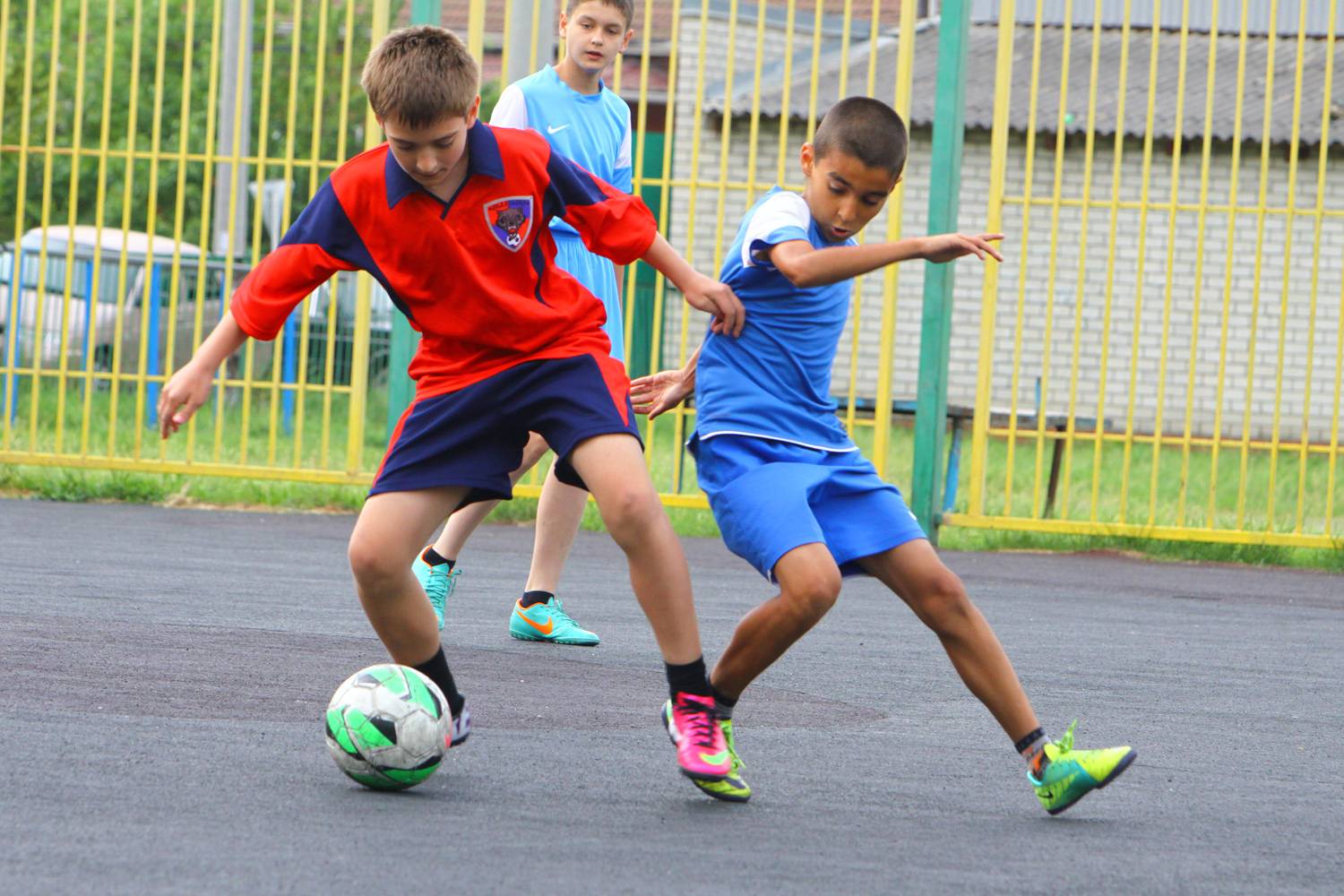 Фото мальчишки играют в футбол