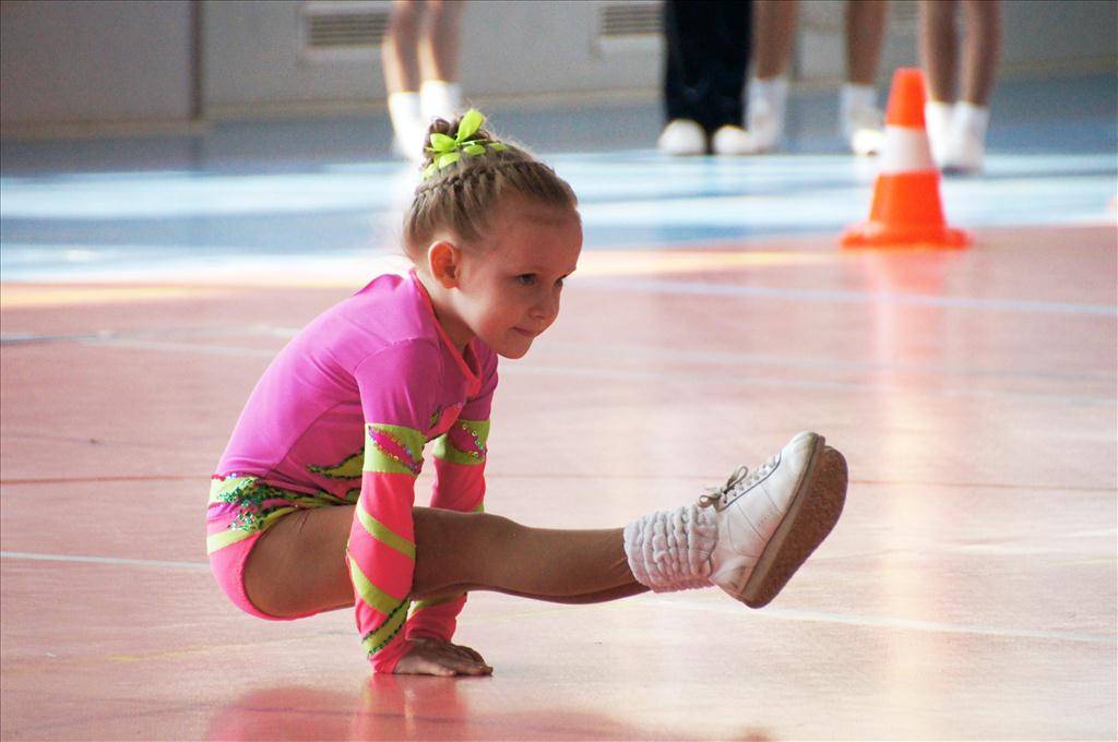 Спортивная девочка маленькая. Элементы гимнастики для детей. Элементы гимнастики для детей 8 лет. Спортивная аэробика для детей. Элементы гимнастики для детей 6 лет.